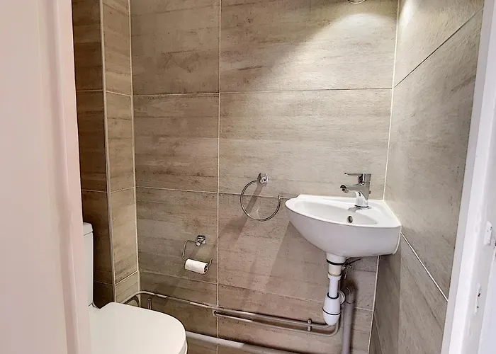 T2 Avec Terrasse, Climatisation Et Parking - Fr-1-715-22 Apartament